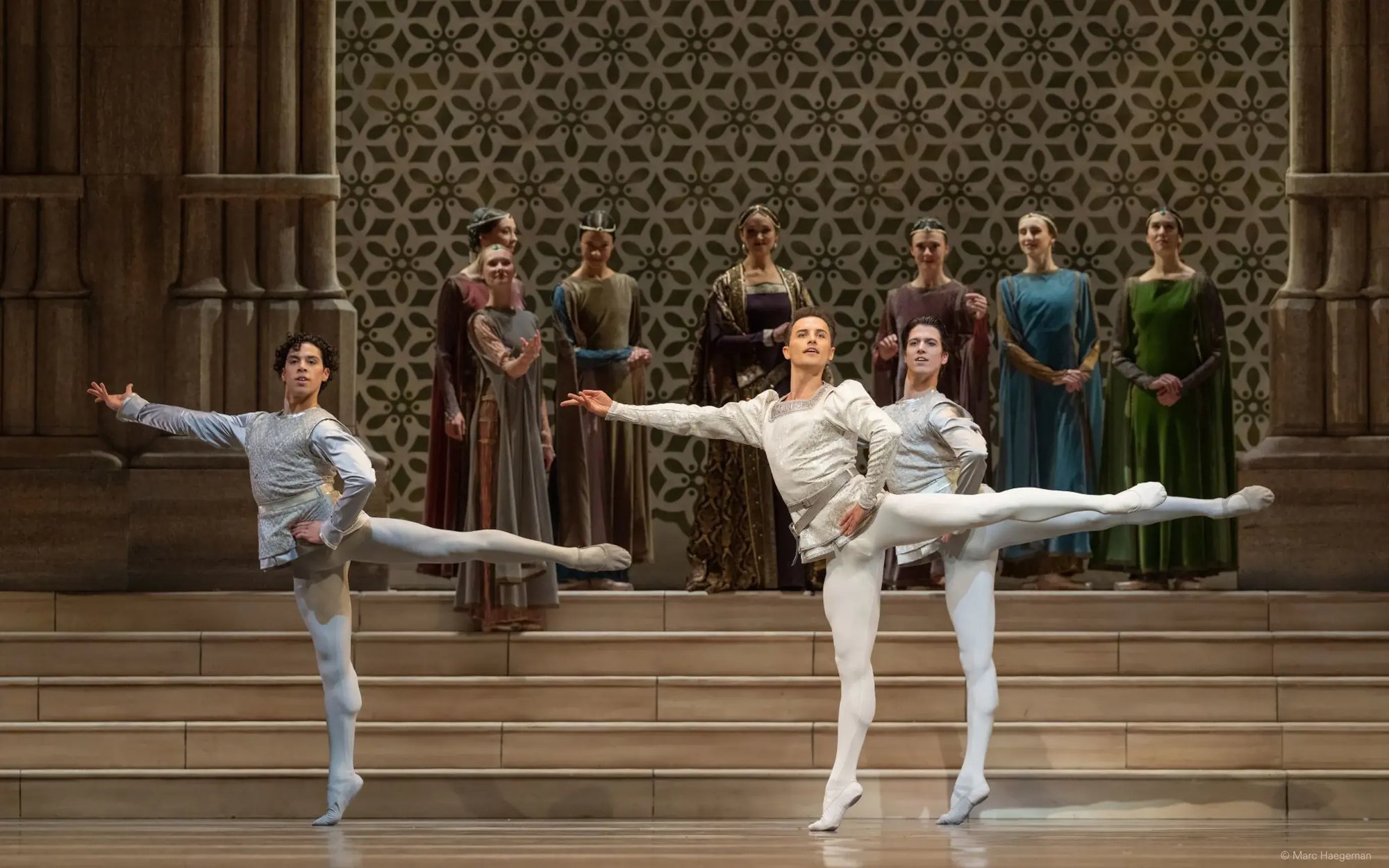 nationale-opera-en-ballet-dansers-op-het-podium